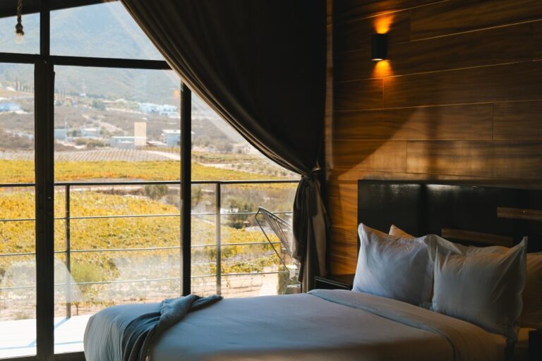 Pareja disfrutando de un loft de lujo en Valle de Guadalupe Hotel Origen 75