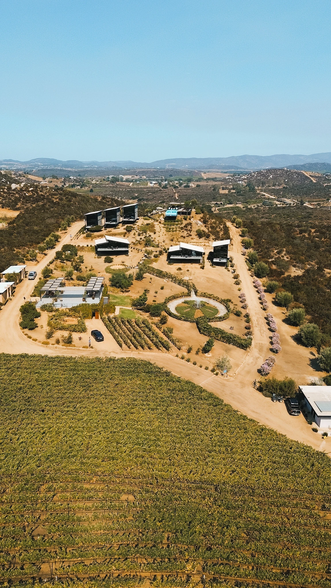 Vista panorámica de las villas y viñedos de Origen 75 en Valle de Guadalupe