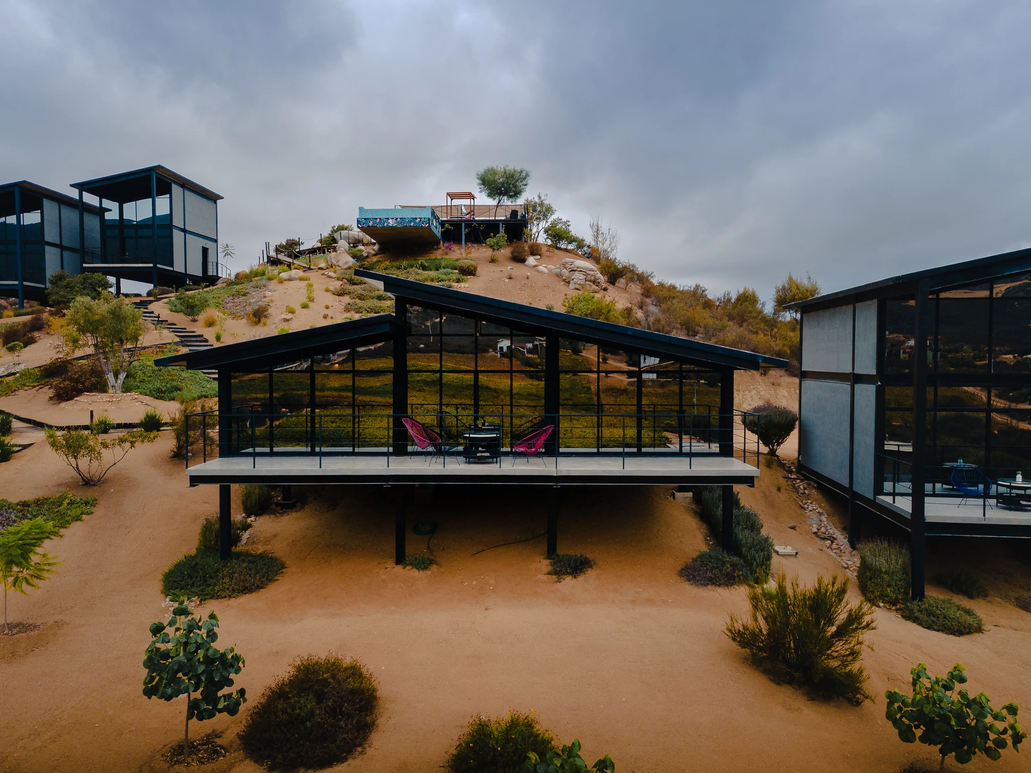Fachada de villa de lujo rodeada de naturaleza en hotel viñedo Origen 75