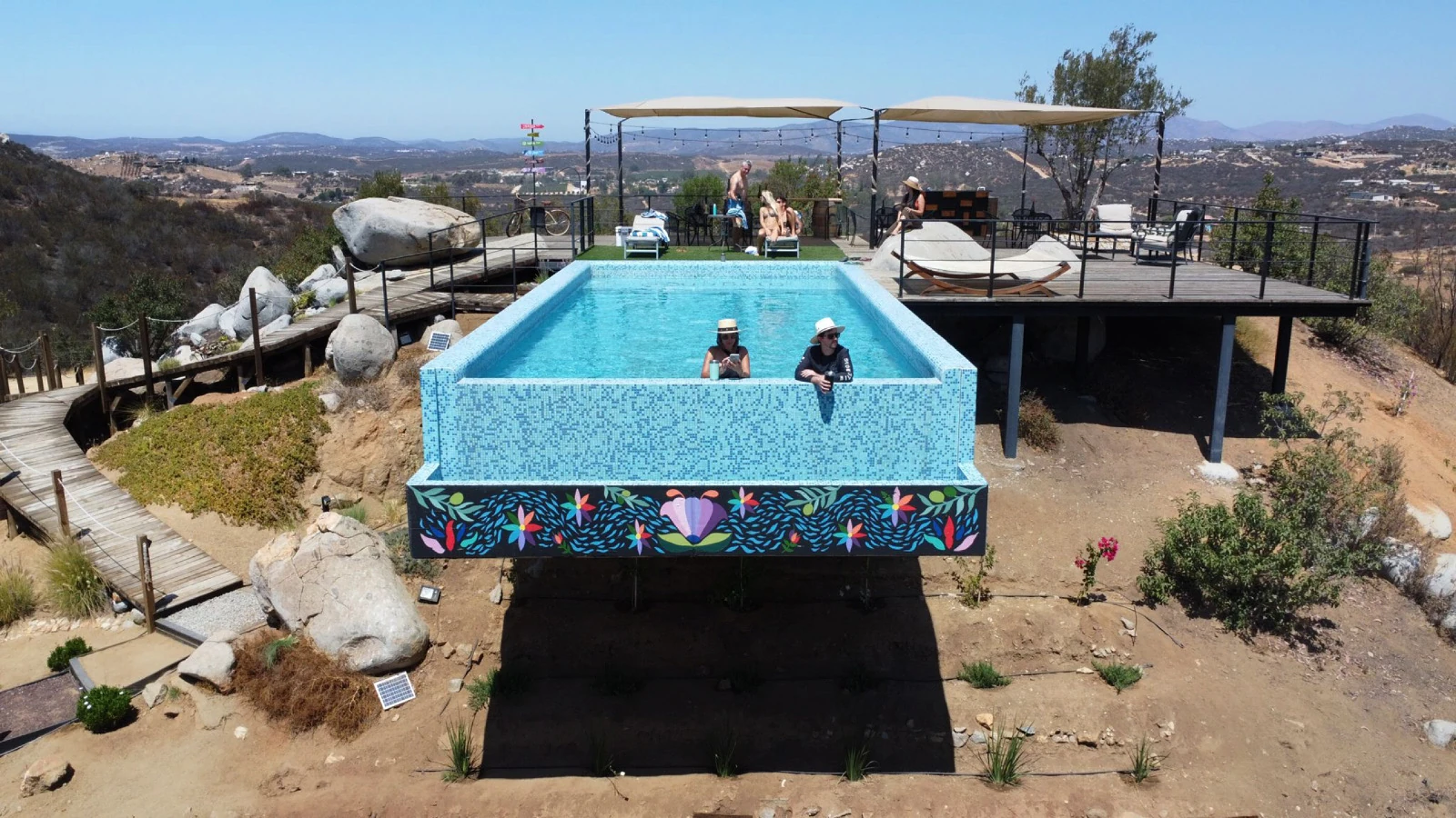 Atardecer relajante desde la Skypool en Origen 75, Valle de Guadalupe